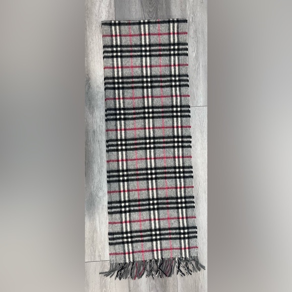 BURBERRY
Wool House Check Pattern Scarf Authentic - Picture 4 of 5